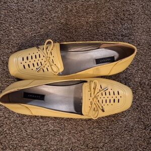 Array Yellow Loafer Flats Women’s Size 8 Slip On Bow Accent Fits Snug